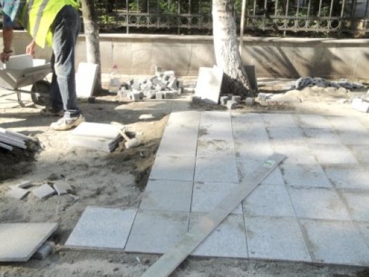 Plăci de granit, sustrase de un minor de 17 ani
